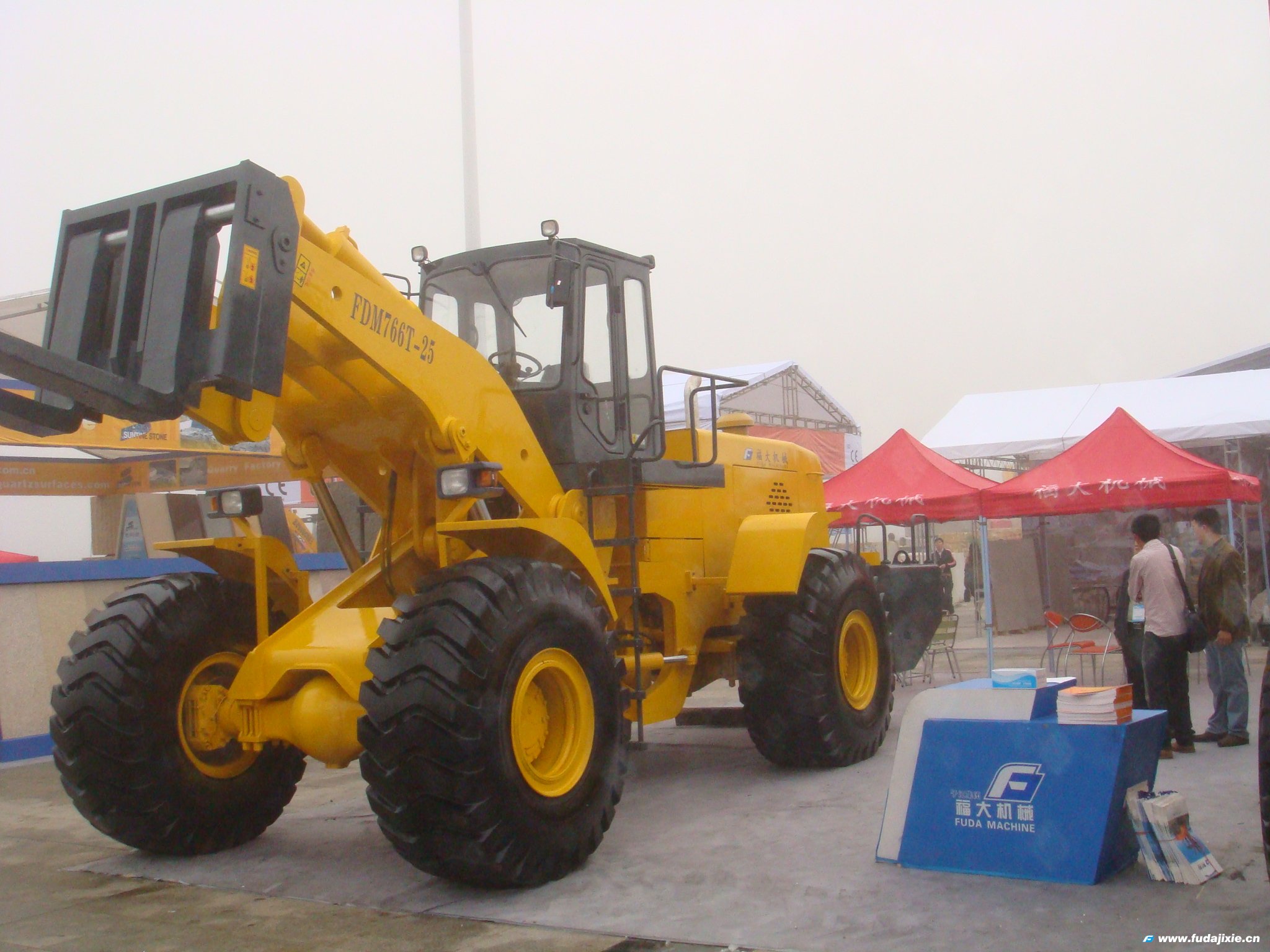 福大25吨叉装车FDM766T-25亮相2011年厦门爱游戏在线网页版-爱游戏在线官网